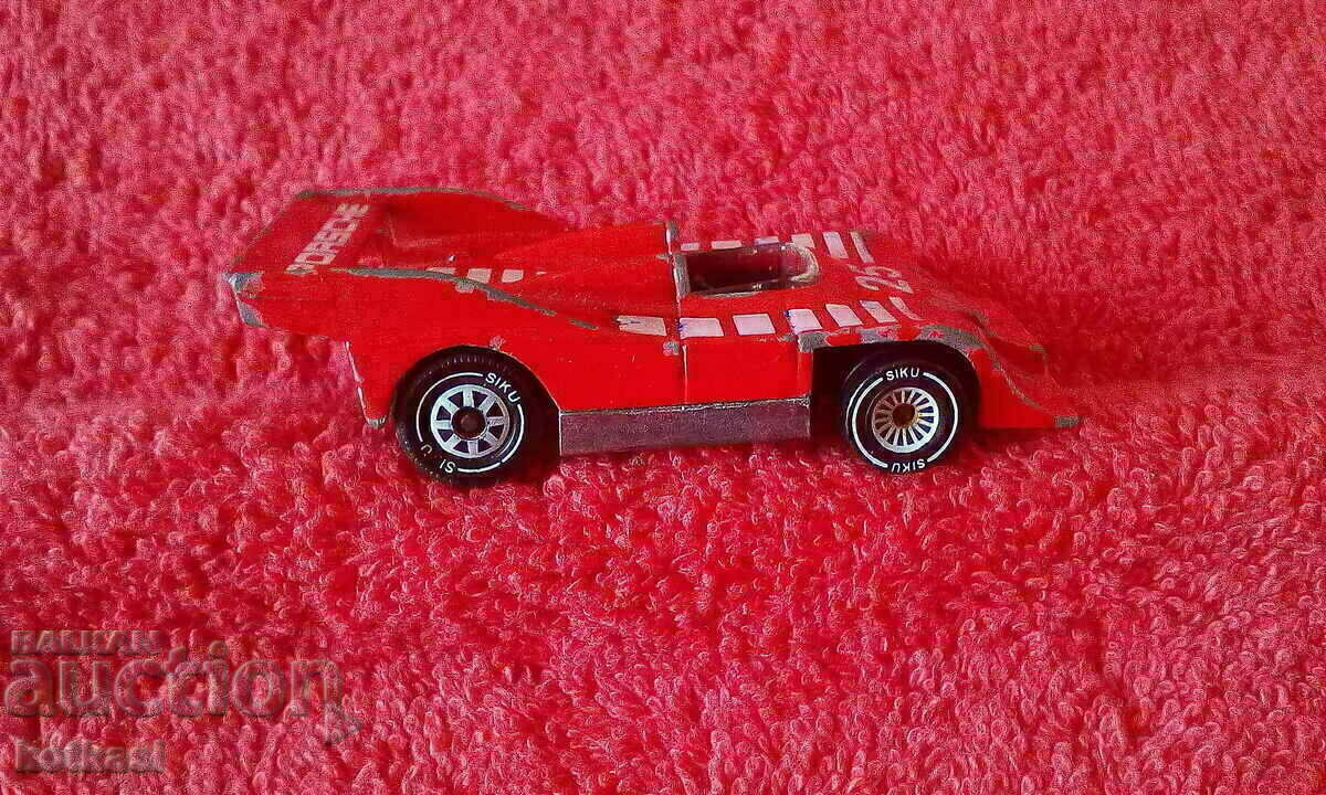 Delivery of Small metal car model siku Porsche