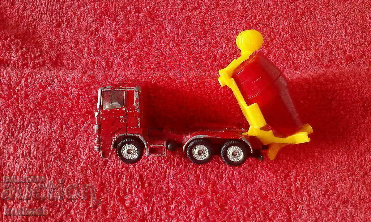 Auction  Small metal concrete truck siku