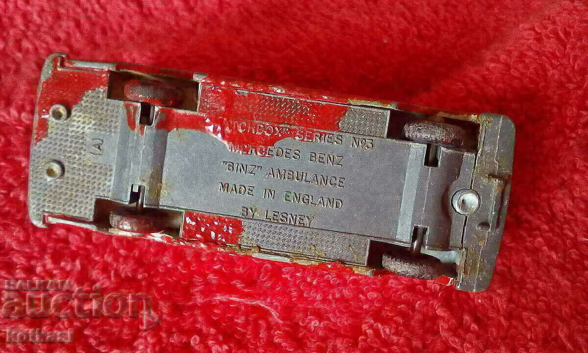 Matchbox Mercedes Benz Ambulance Lesney Small Metal Car cu preț 21.50 BGN | € 10.99 Matchbox Mercedes Benz Ambulance Lesney Small Metal Car cu preț 21.50 BGN | € 10.99