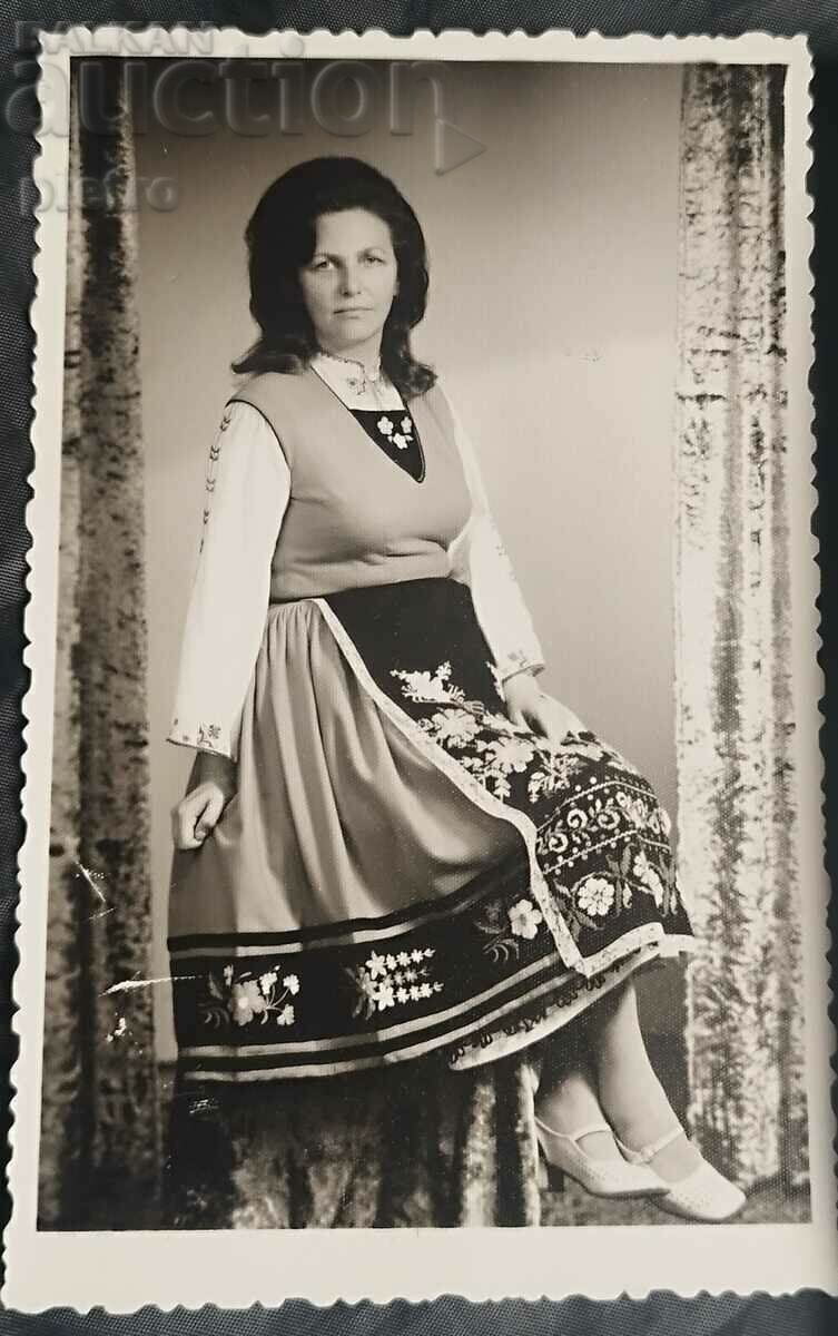 Βουλγαρία Φωτογραφία Νεαρή γυναίκα με λαϊκή φορεσιά, καθισμένη...