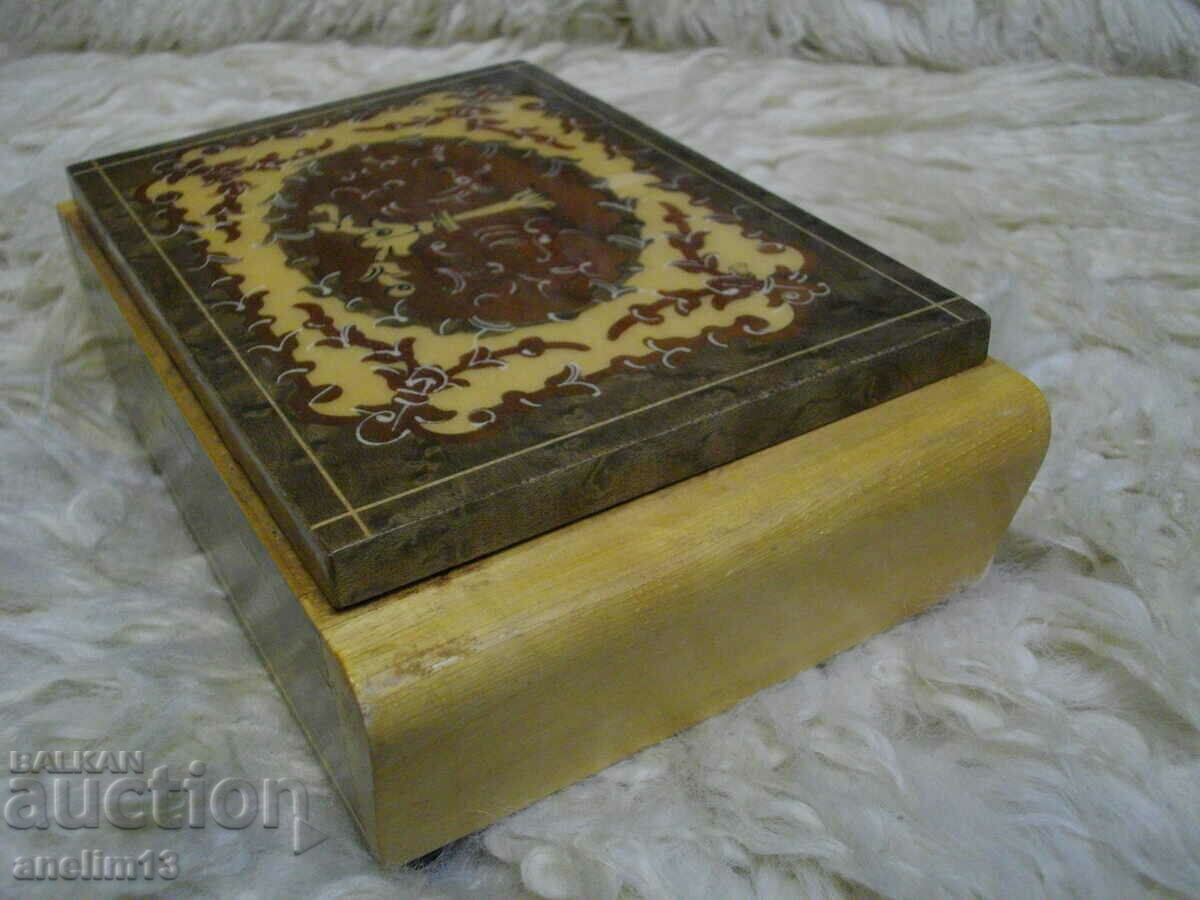 Delivery of OLD JEWELRY MUSIC BOX Delivery of OLD JEWELRY MUSIC BOX