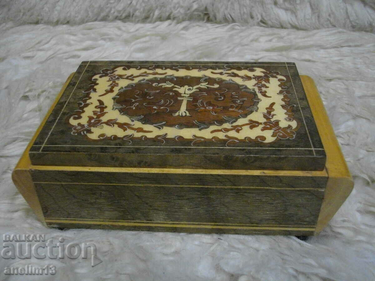 ΠΑΛΙΟ ΜΟΥΣΙΚΟ ΚΟΥΤΙ ΚΟΣΜΗΜΑΤΩΝ