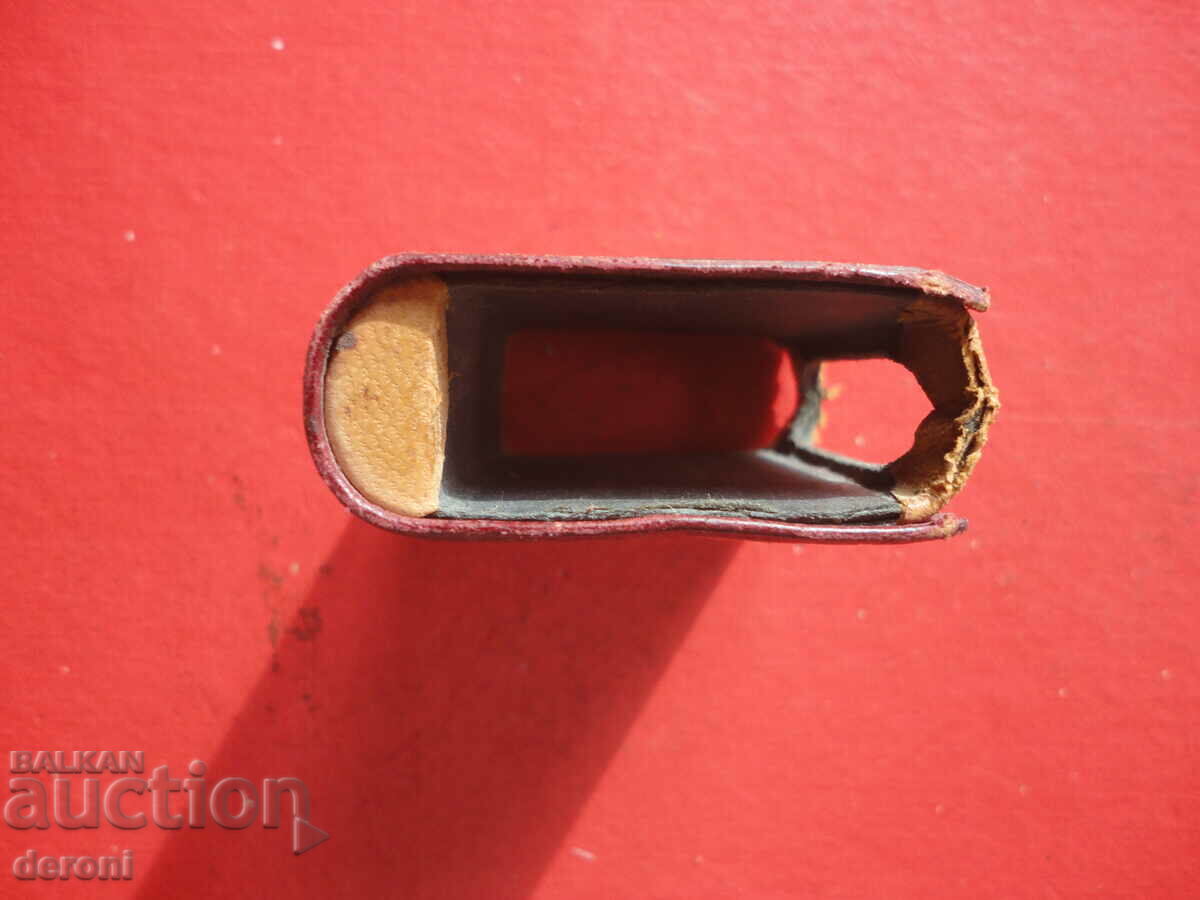 Delivery of Vintage leather matchbox match holder Delivery of Vintage leather matchbox match holder