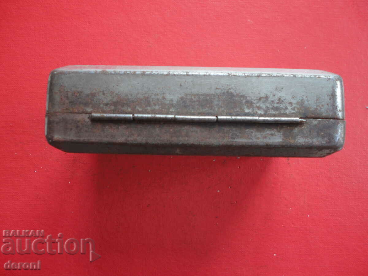 Auction Vintage army tobacco box Auction Vintage army tobacco box