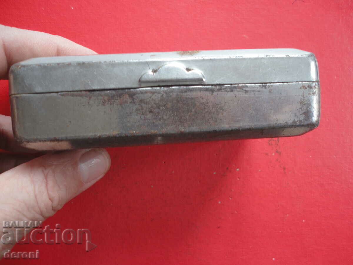 Delivery of Vintage army tobacco box Delivery of Vintage army tobacco box