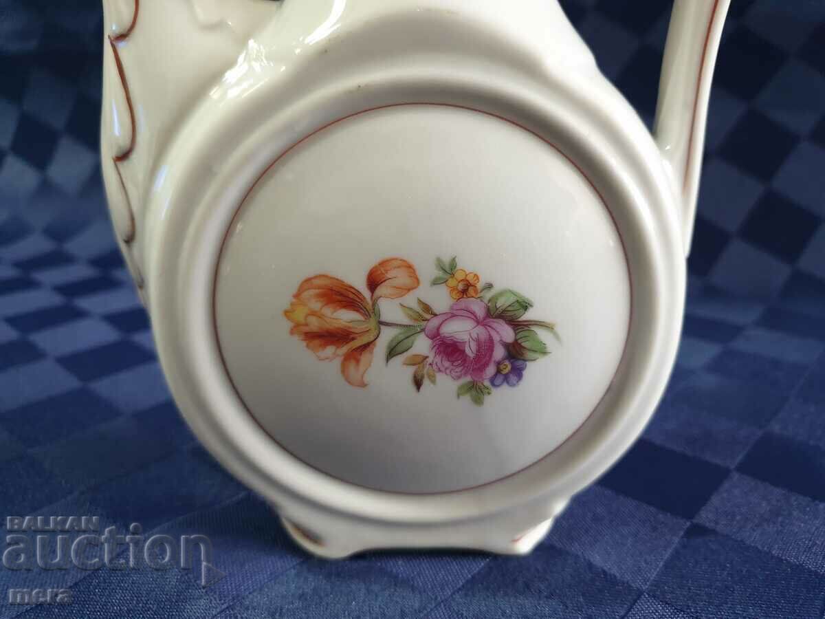 Urcior de portelan, pavur-"Kitka"-Novi pazar cu preț 55.00 BGN | € 28.12 Urcior de portelan, pavur-"Kitka"-Novi pazar cu preț 55.00 BGN | € 28.12