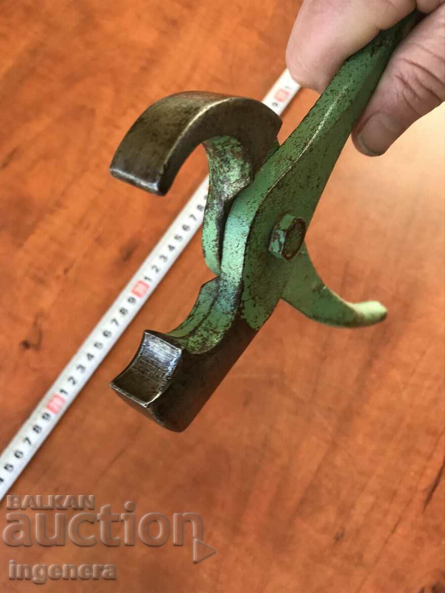 Delivery of PLIERS ANTIQUE TIN TOOL SOUND WITH NO BACKLASH Delivery of PLIERS ANTIQUE TIN TOOL SOUND WITH NO BACKLASH