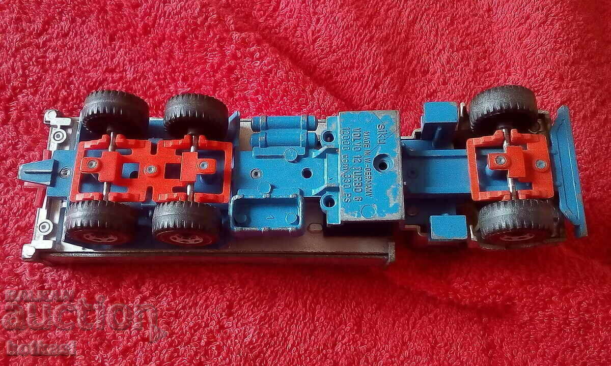 Auction Small metal car model truck siku volvo 12 Auction Small metal car model truck siku volvo 12