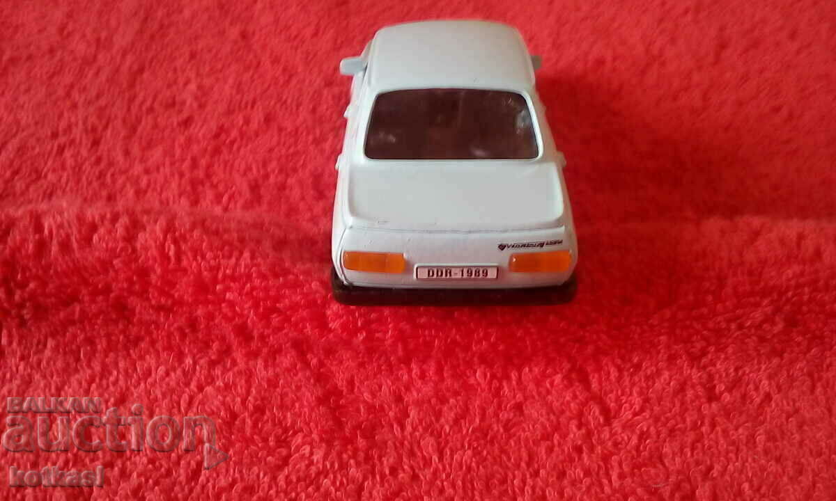 Delivery of Small metal car model Wartburg cina opening doors Delivery of Small metal car model Wartburg cina opening doors