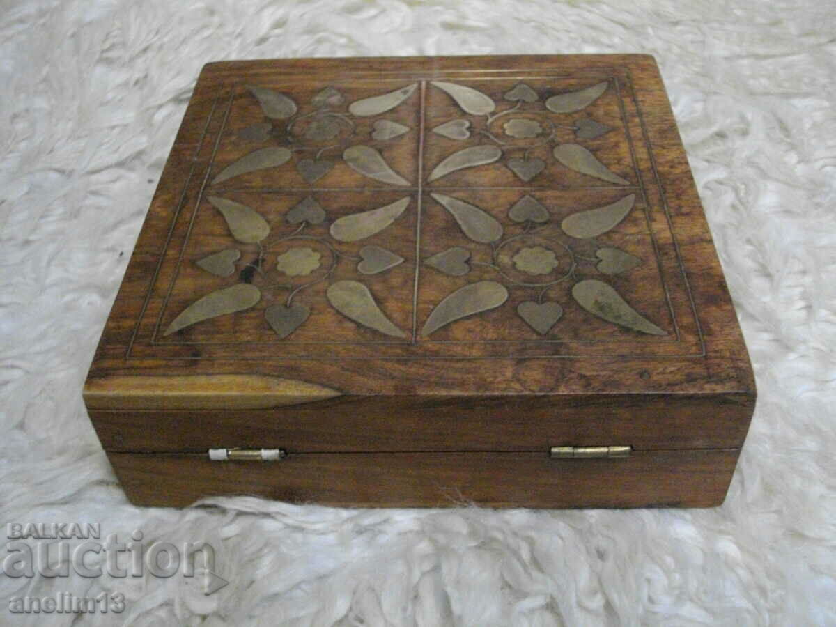 Delivery of OLD WOODEN JEWELRY BOX Delivery of OLD WOODEN JEWELRY BOX
