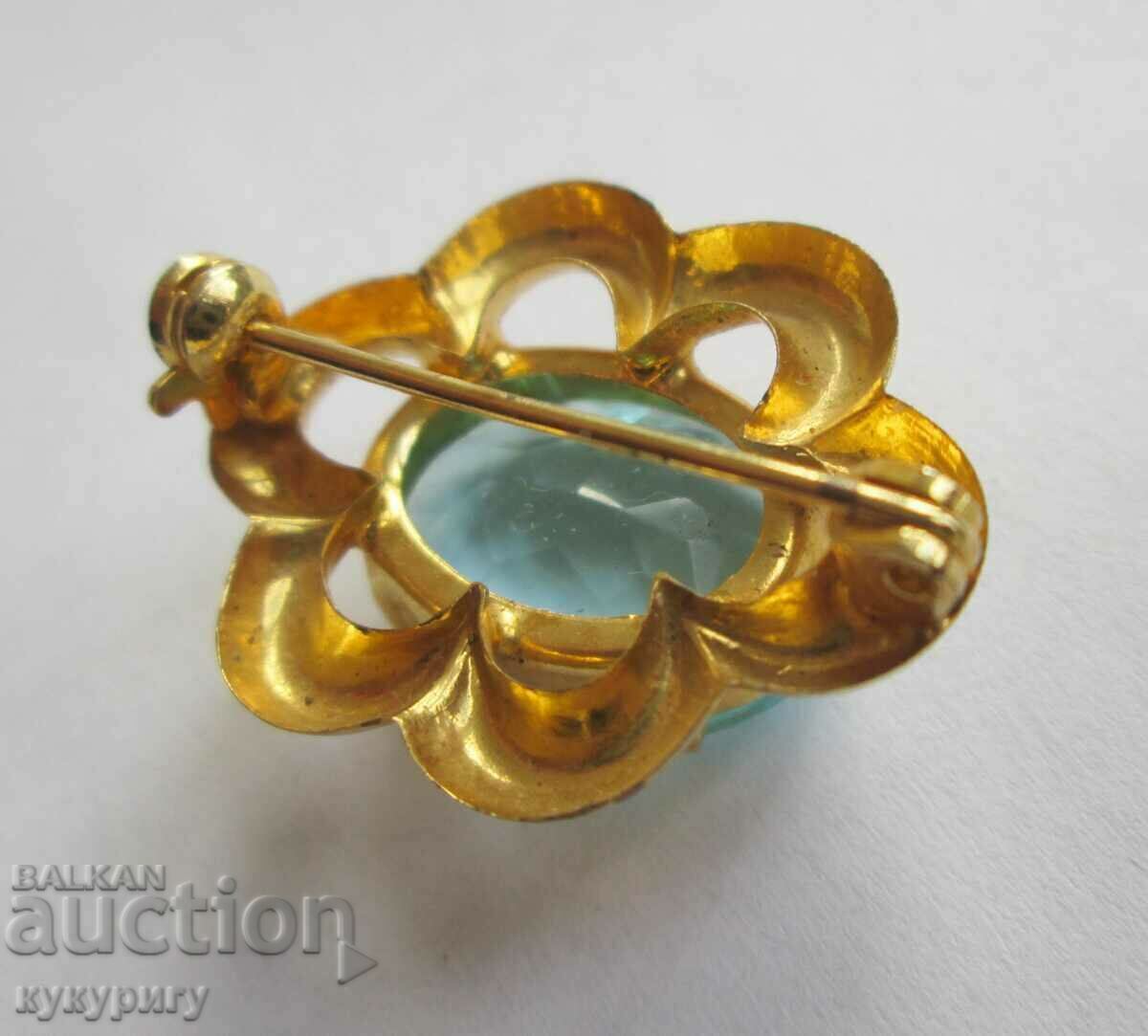 Παράδοση Μια όμορφη γριά κομψή καρφίτσα με γαλάζια πέτρα