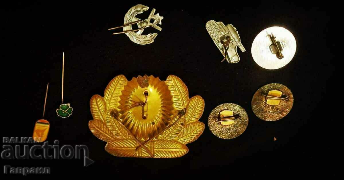 Πολλά μονογράμματα, κονκάρδες, κοκάδες με τιμή 10.00 BGN | € 5.11 Πολλά μονογράμματα, κονκάρδες, κοκάδες με τιμή 10.00 BGN | € 5.11