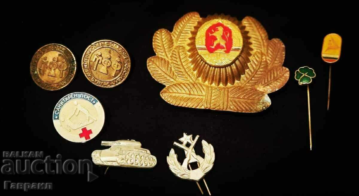 Lot of monograms, badges, cockade