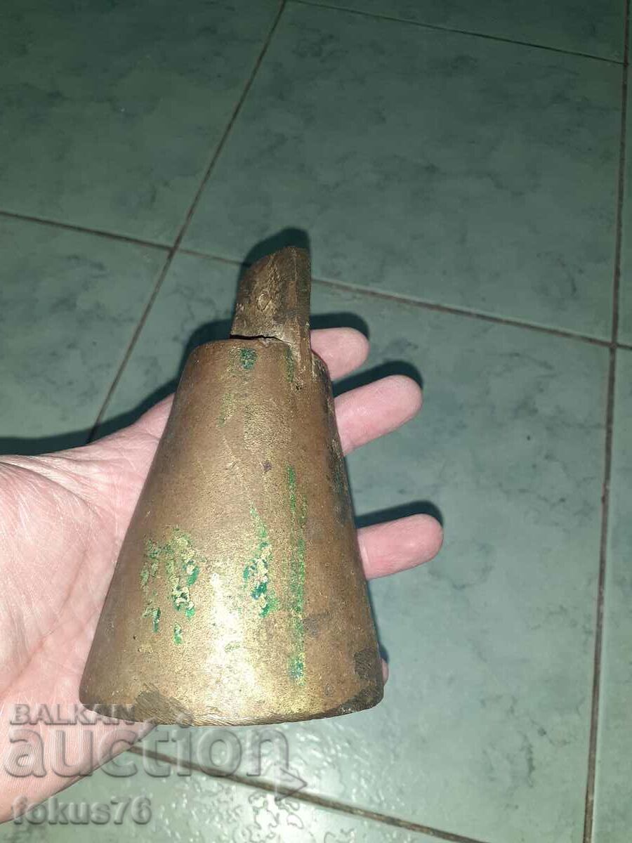 Ένα μεγάλο χάλκινο κουδούνι chan χτυπά ένα κουδούνι με τιμή 79.00 BGN | € 40.39 Ένα μεγάλο χάλκινο κουδούνι chan χτυπά ένα κουδούνι με τιμή 79.00 BGN | € 40.39