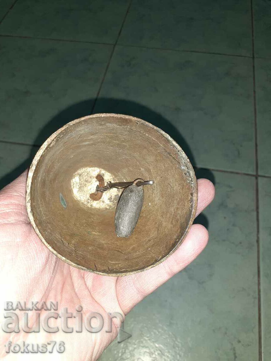 Δημοπρασία Ένα μεγάλο χάλκινο κουδούνι chan χτυπά ένα κουδούνι Δημοπρασία Ένα μεγάλο χάλκινο κουδούνι chan χτυπά ένα κουδούνι