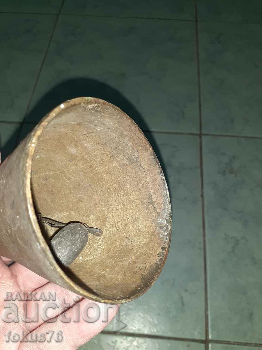 Παράδοση Ένα μεγάλο χάλκινο κουδούνι chan χτυπά ένα κουδούνι Παράδοση Ένα μεγάλο χάλκινο κουδούνι chan χτυπά ένα κουδούνι