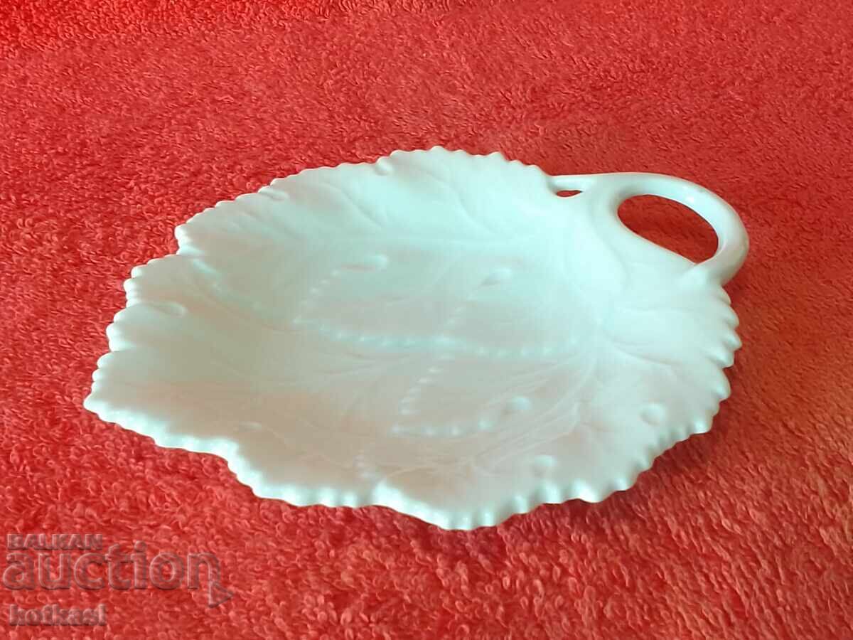 Delivery of Old porcelain bowl plate figure leaf Furstenberg F Delivery of Old porcelain bowl plate figure leaf Furstenberg F