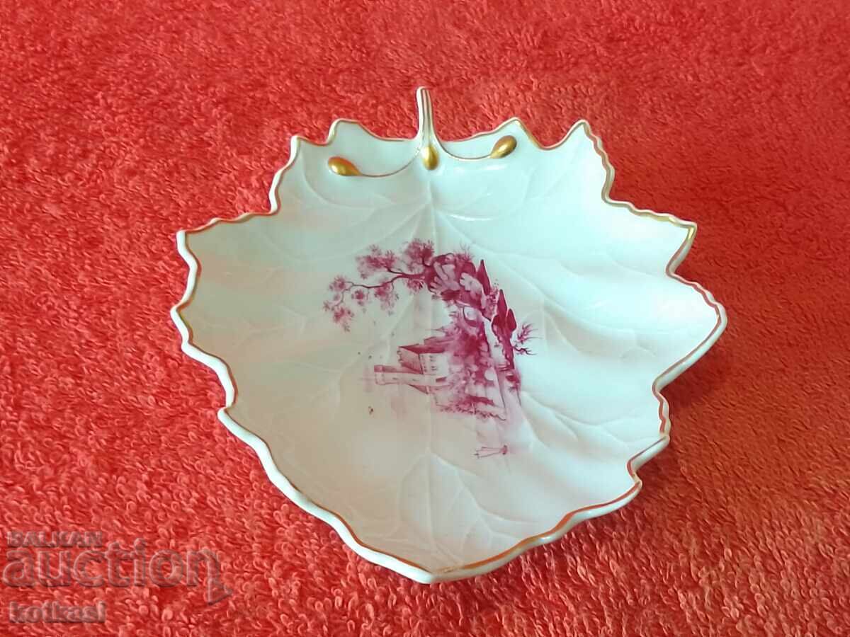 Delivery of Old porcelain bowl figure leaf gilt castle Delivery of Old porcelain bowl figure leaf gilt castle