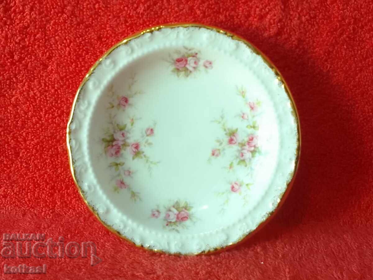 Small Victoriana England gilt porcelain bowl plate with price 5.50 BGN | € 2.81 Small Victoriana England gilt porcelain bowl plate with price 5.50 BGN | € 2.81