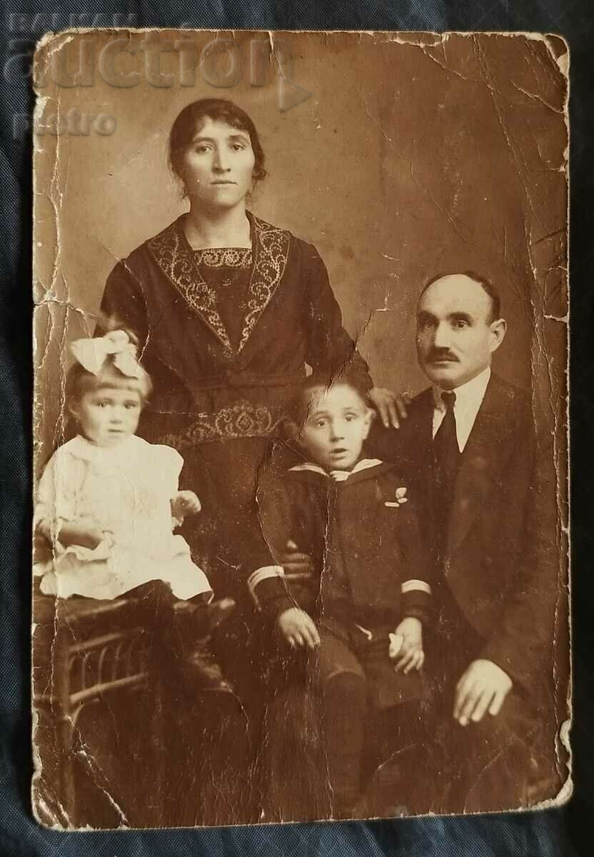 Βασίλειο της Βουλγαρίας. Παλιά φωτογραφία μιας νεαρής οικογένειας..