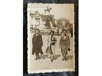 България Снимка фотография на три жени разхождащи се по ....