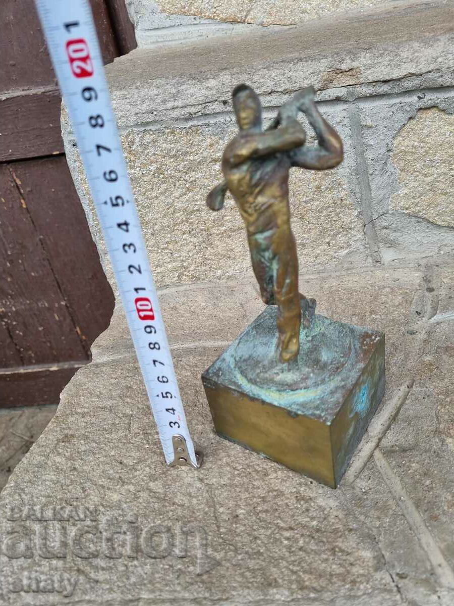 Jucător de golf de bronz. Sculptură. Figura