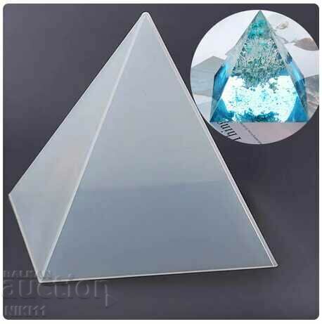 15 х 15см голяма Пирамида силиконов молд за свещ сапун