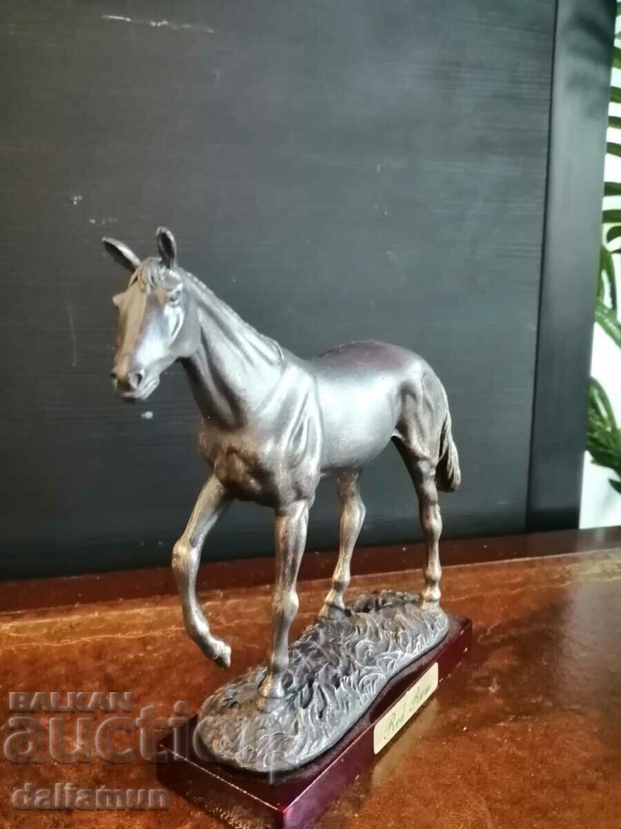 колекционерска статуетка кон на дървена стойка 16/20 см