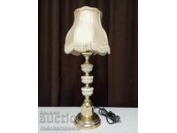 O lampă antică mare și frumoasă