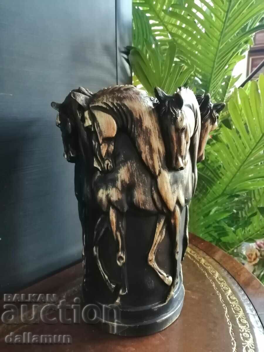 декоративна ваза коне полирезин 30 см