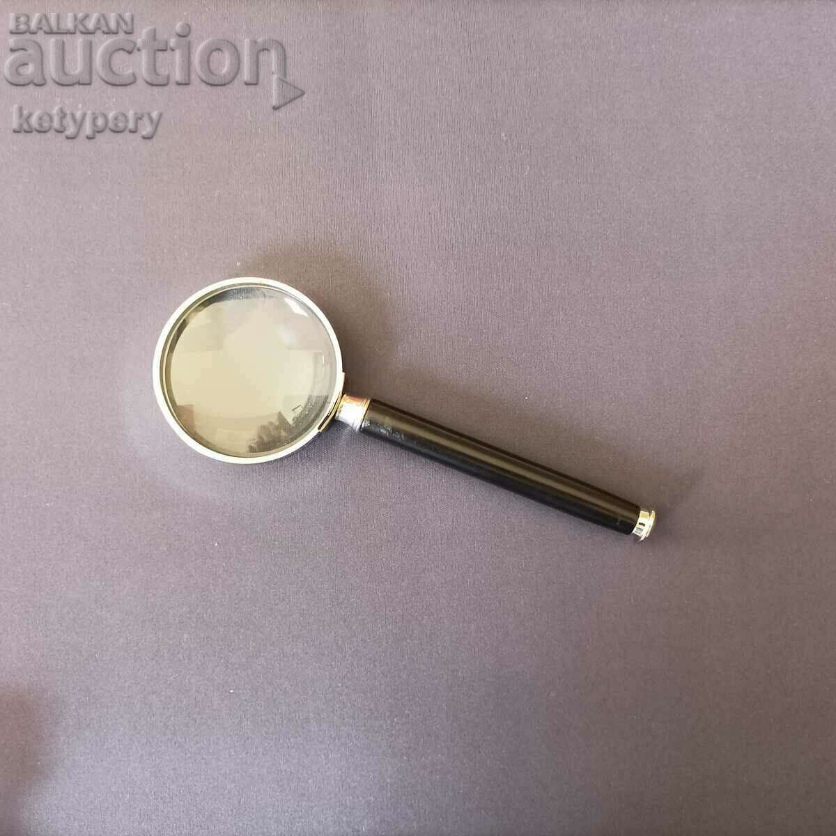 LUPA 3X, LEUCHTTURM cu preț 27.00 BGN | € 13.80