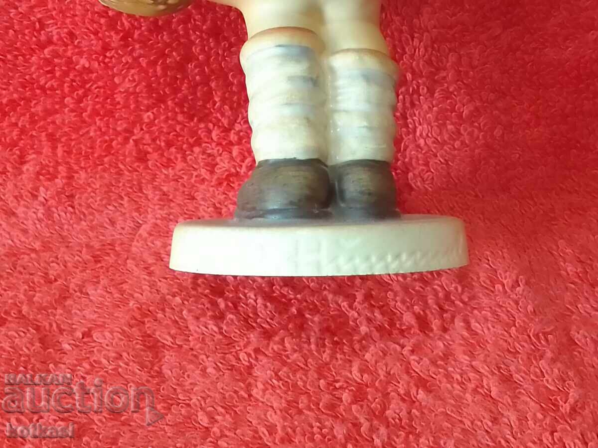 Delivery of Goebel Hummel Old Porcelain Girl Child Figure Delivery of Goebel Hummel Old Porcelain Girl Child Figure