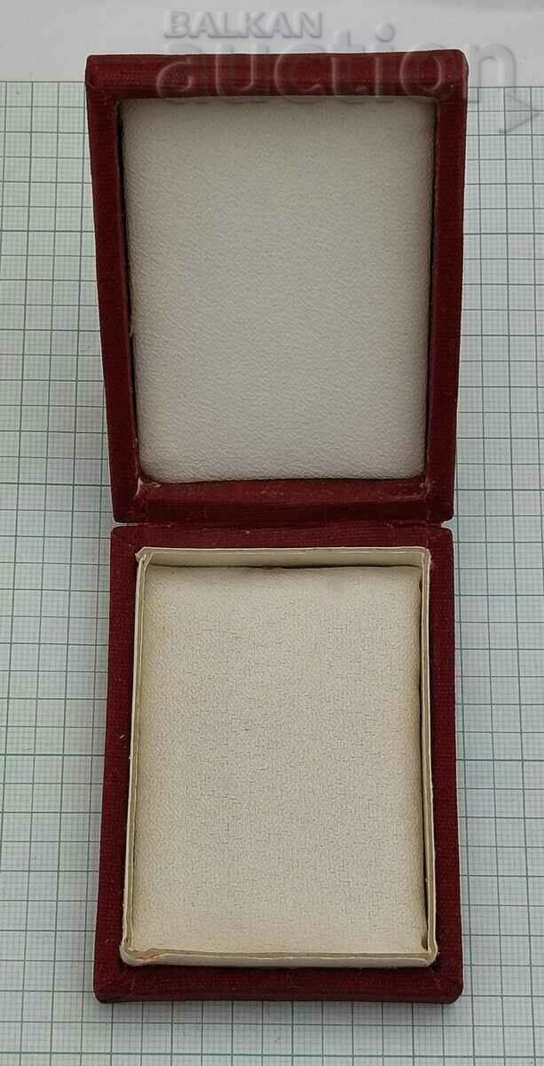 CUTIE ESMALATĂ ECUNOA DE AUR DE ONOARE cu preț 9.00 BGN | € 4.60 CUTIE ESMALATĂ ECUNOA DE AUR DE ONOARE cu preț 9.00 BGN | € 4.60