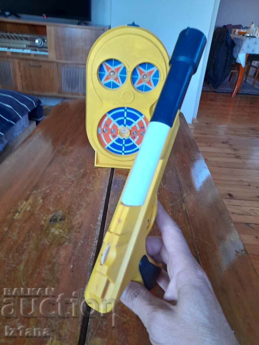 Delivery of Old electronic children's gun with Norma target