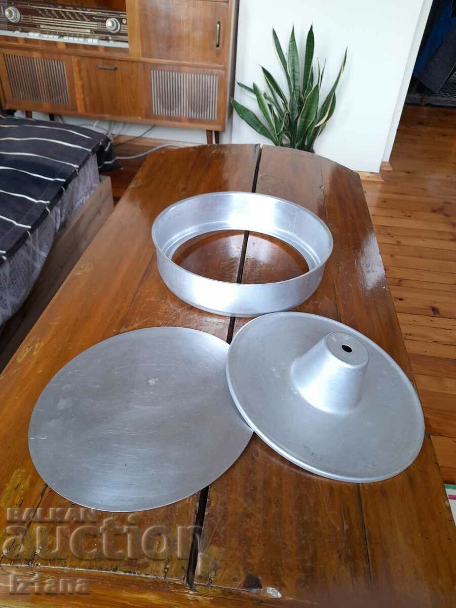 Auction Old aluminum cake pan Auction Old aluminum cake pan