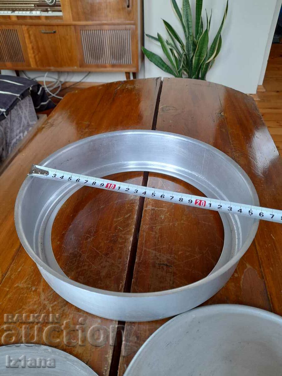 Delivery of Old aluminum cake pan Delivery of Old aluminum cake pan