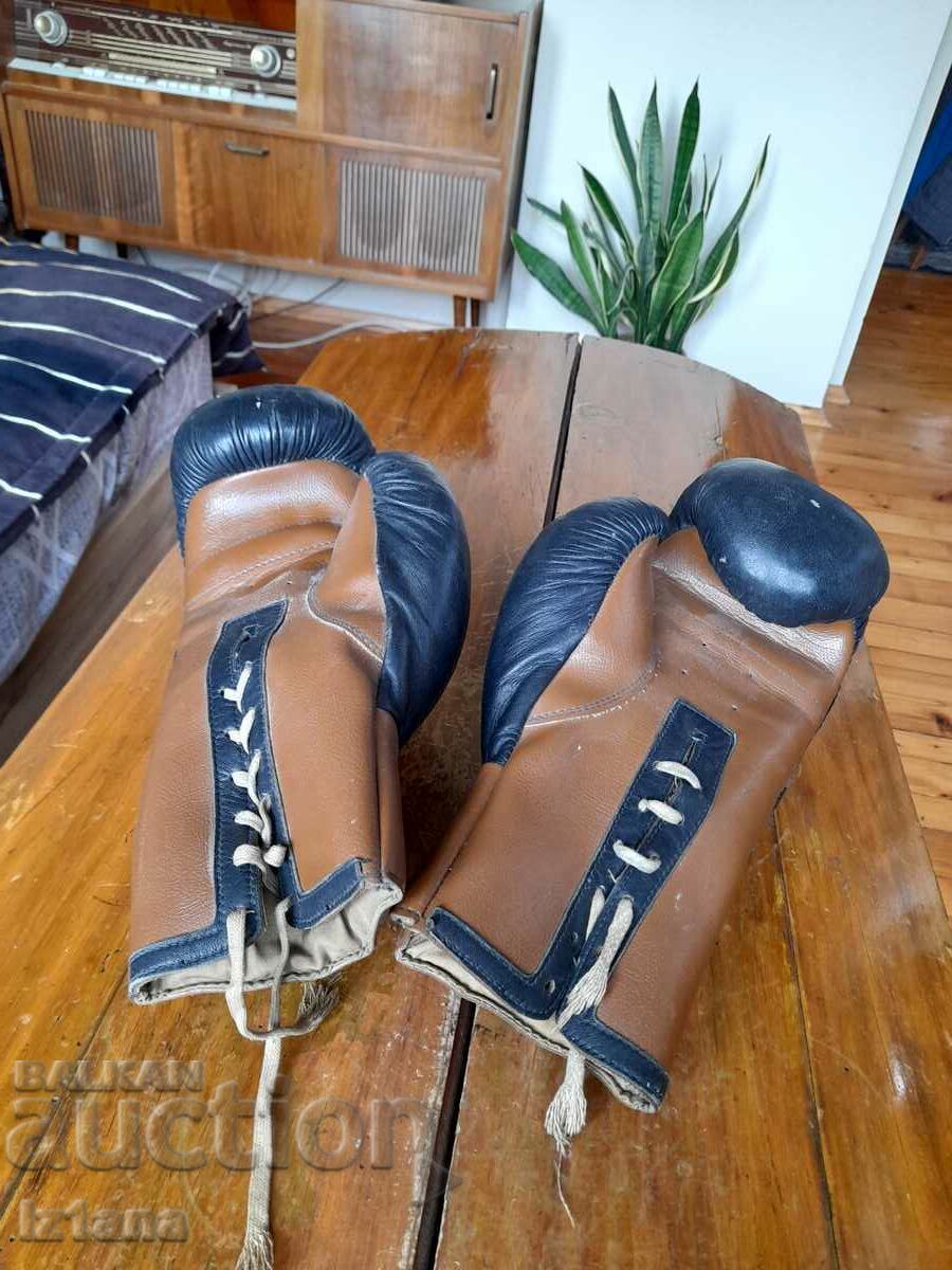 Old boxing gloves with price 100.00 BGN | € 51.13 Old boxing gloves with price 100.00 BGN | € 51.13
