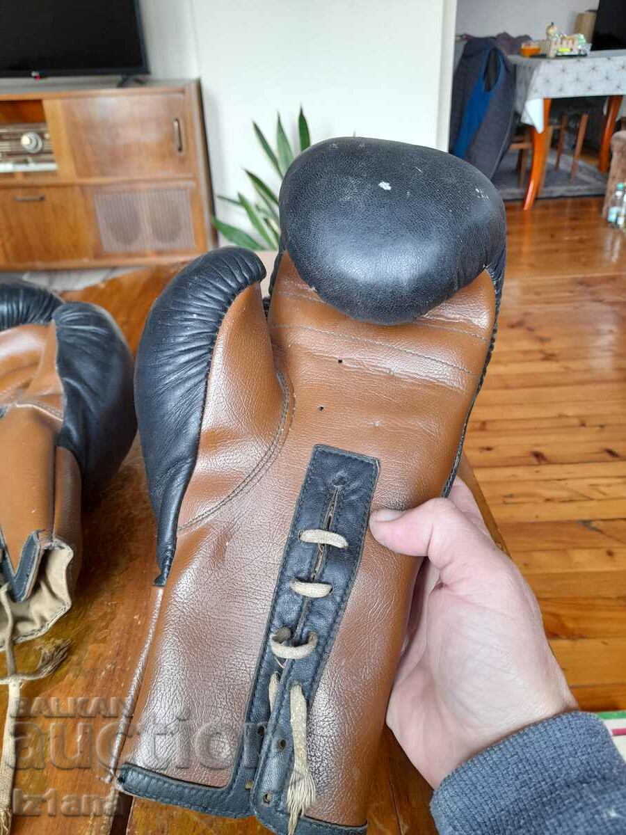 Auction Old boxing gloves Auction Old boxing gloves