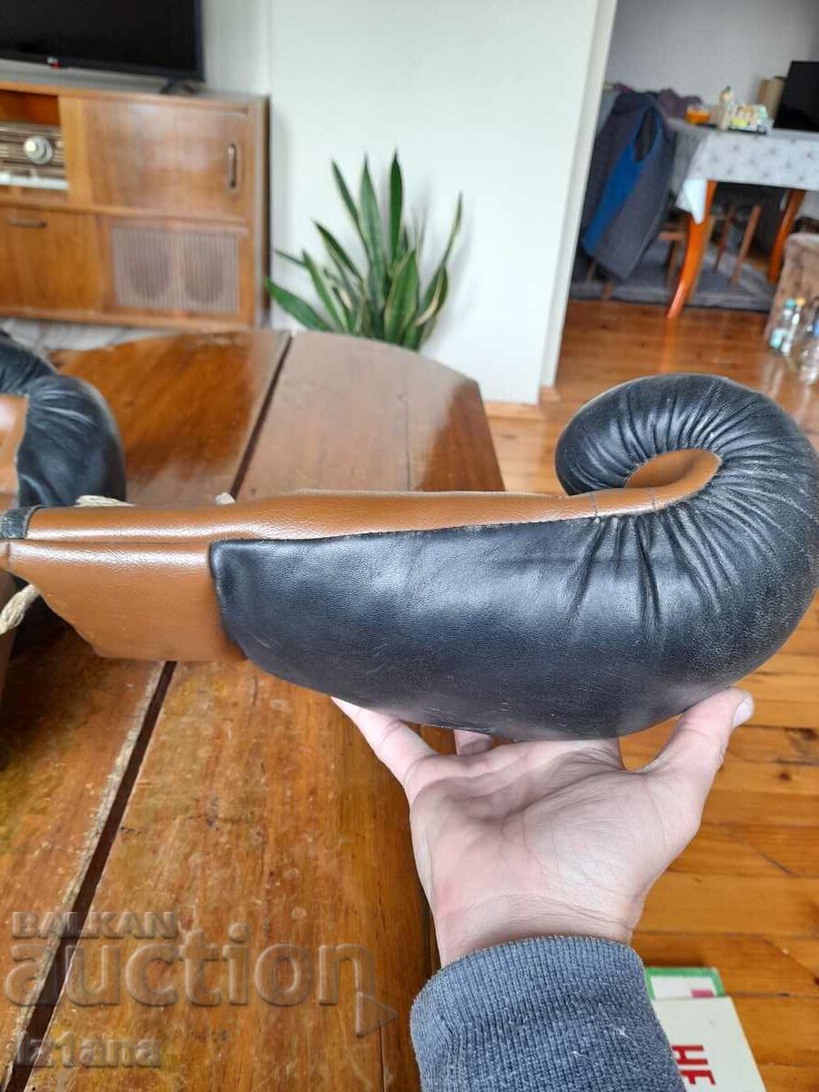 Delivery of Old boxing gloves Delivery of Old boxing gloves