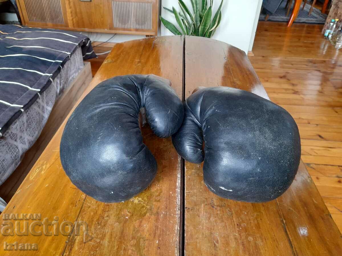 Mănuși vechi de box