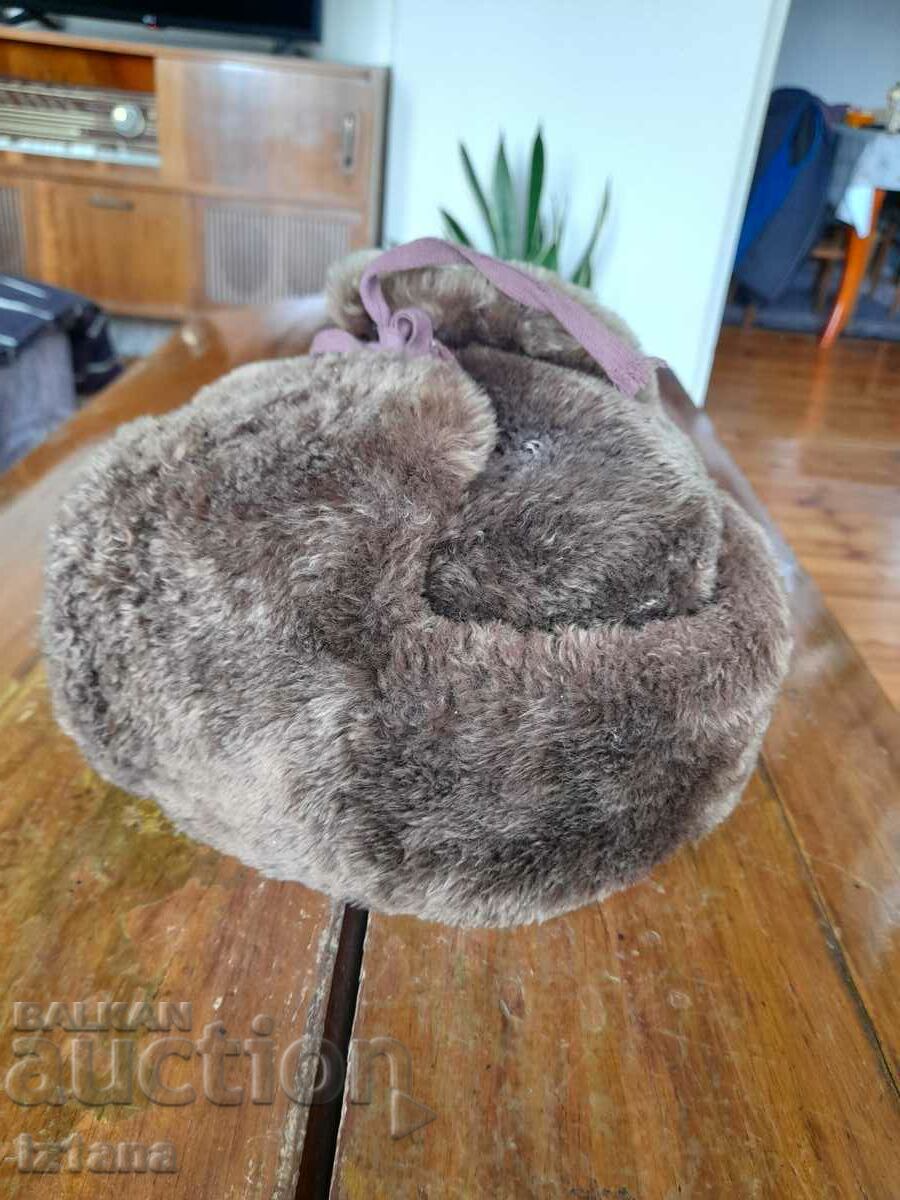 Auction  Old hat, earmuff