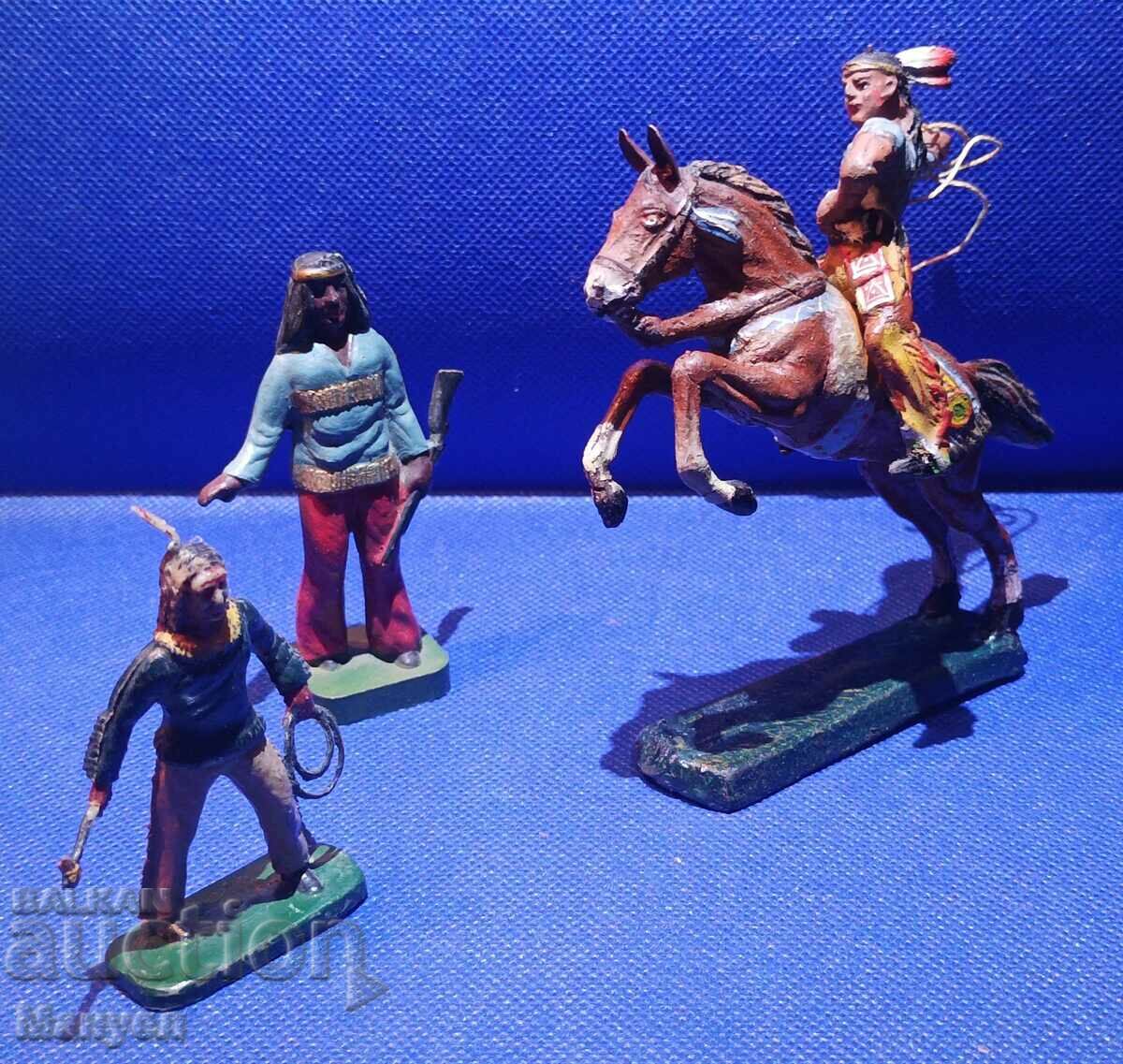 Figurine pictate vechi - indieni cu preț 85.00 BGN | € 43.46