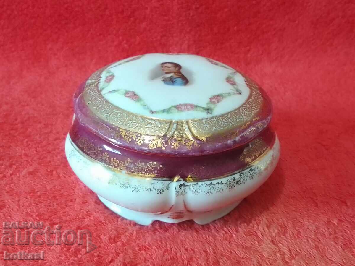 Παλιά επιχρυσωμένη πορσελάνινη κοσμηματοθήκη Napoleon Bonaparte με τιμή 55.50 BGN | € 28.38