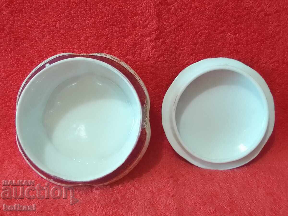 Παράδοση Παλιά επιχρυσωμένη πορσελάνινη κοσμηματοθήκη Napoleon Bonaparte