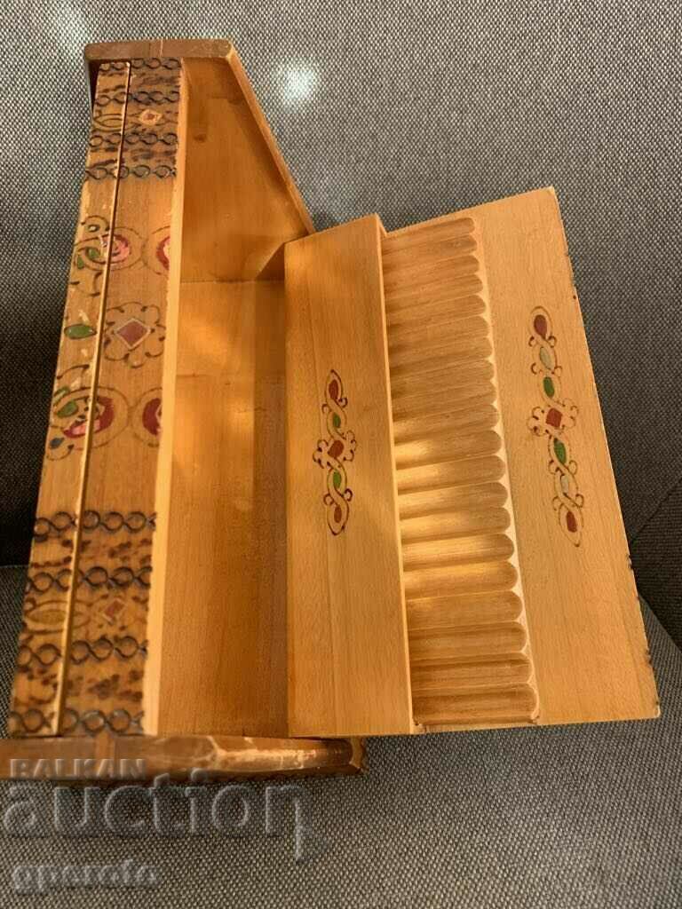Българска дървена пирографирана етно кутия за цигари-8