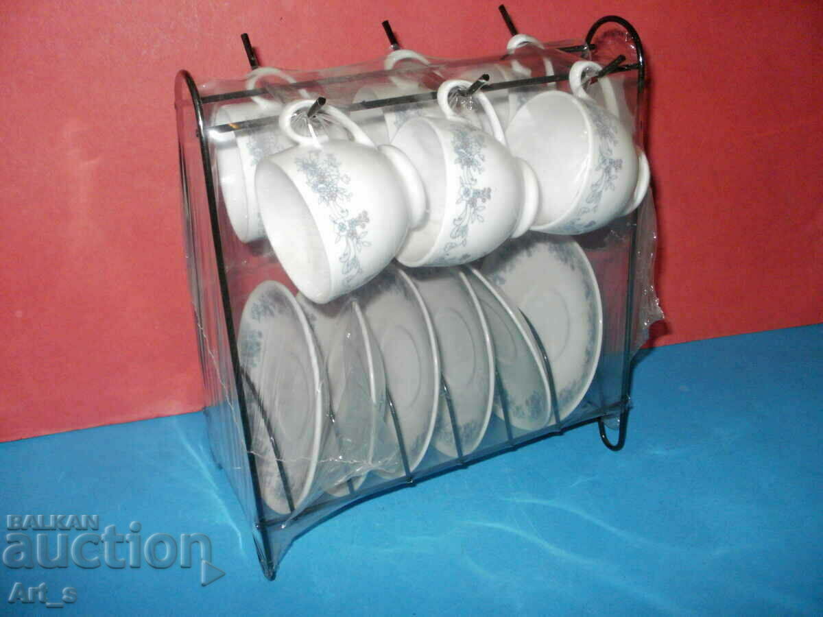 Set de cafea din China nefolosit de 6 cesti cu farfurii Set de cafea din China nefolosit de 6 cesti cu farfurii