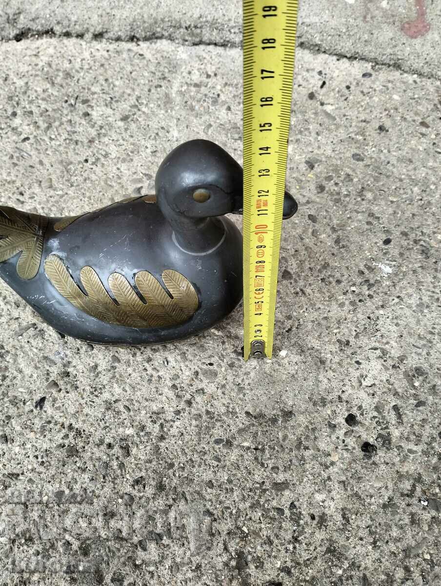 Аукцион Калаена патица кутия с месингови орнаменти Аукцион Калаена патица кутия с месингови орнаменти