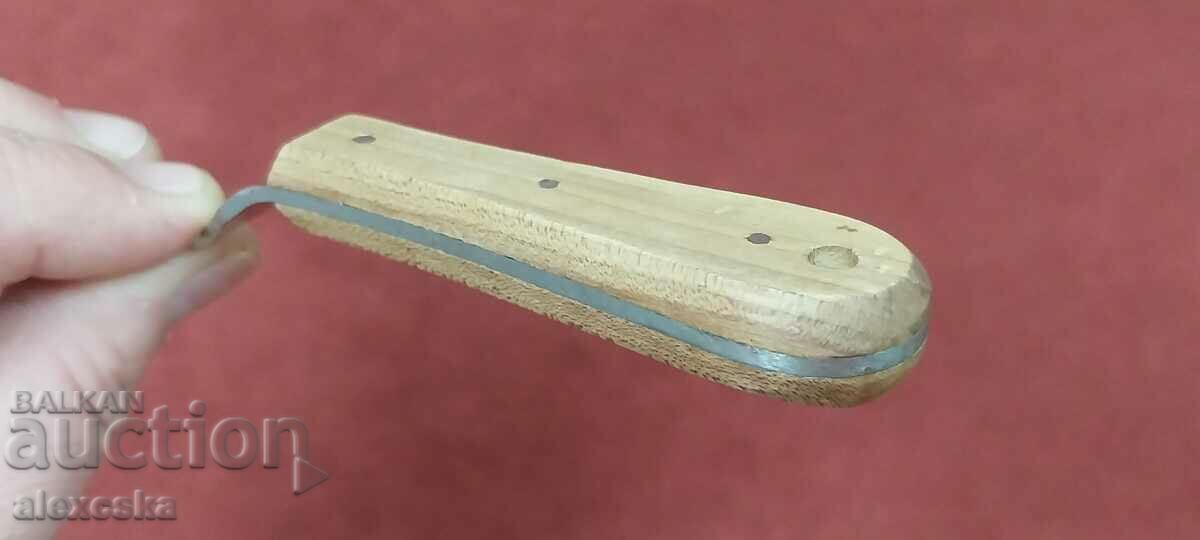Souvenir "beekeeping" knife with price 18.00 BGN | € 9.20 Souvenir "beekeeping" knife with price 18.00 BGN | € 9.20