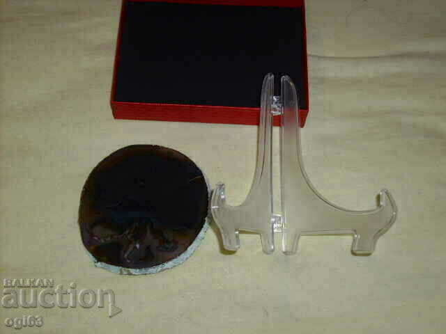 Agate with stand with price 10.00 BGN | € 5.11 Agate with stand with price 10.00 BGN | € 5.11