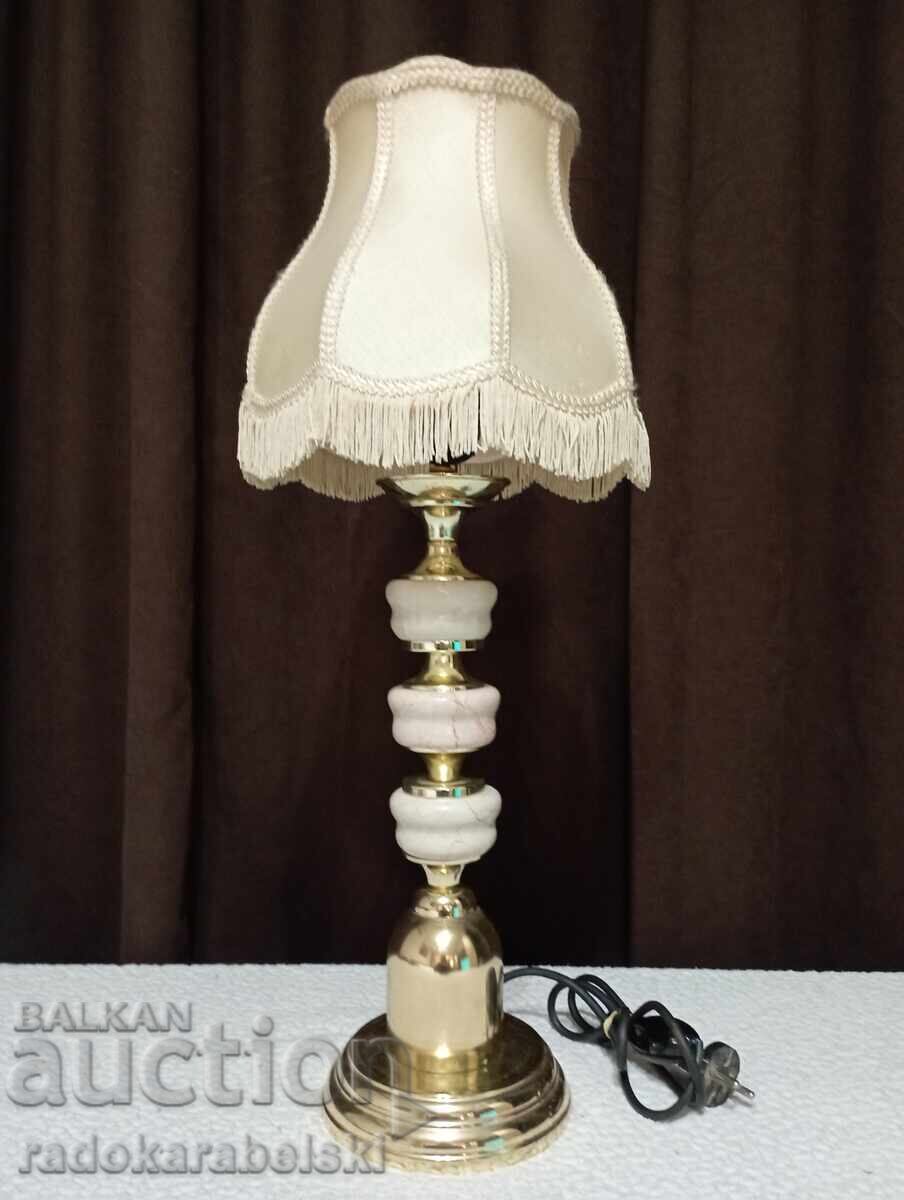 O lampă antică mare și frumoasă